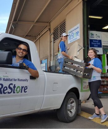 Volontäre im ReStore Projekt Hawaii beladen das Auto