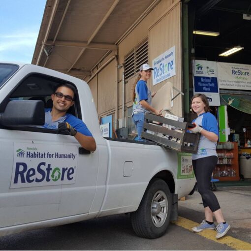 Volontäre im ReStore Projekt Hawaii beladen das Auto