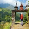 Mann geht durch Steinbogen auf Annapurna-Circuit in Nepal