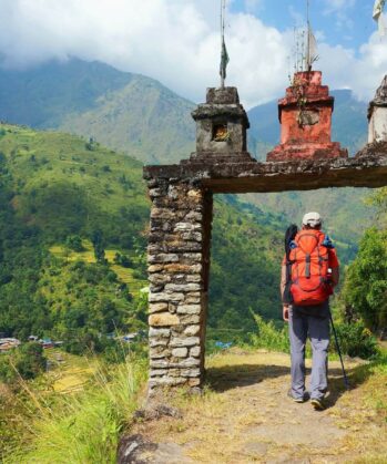 Mann geht durch Steinbogen auf Annapurna-Circuit in Nepal