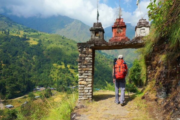 Mann geht durch Steinbogen auf Annapurna-Circuit in Nepal