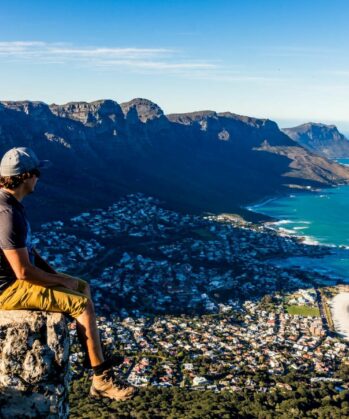 Mann blickt vom Tafelberg auf Kapstadt hinunter
