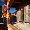 Glocke und Gebetsmühlen in Kagbeni, Mustang, Nepal