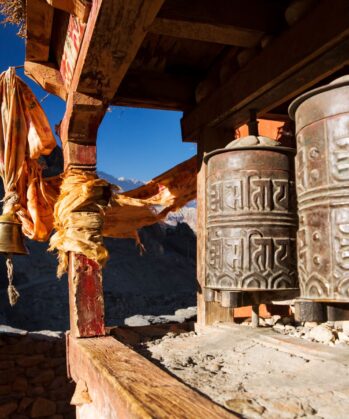 Glocke und Gebetsmühlen in Kagbeni, Mustang, Nepal