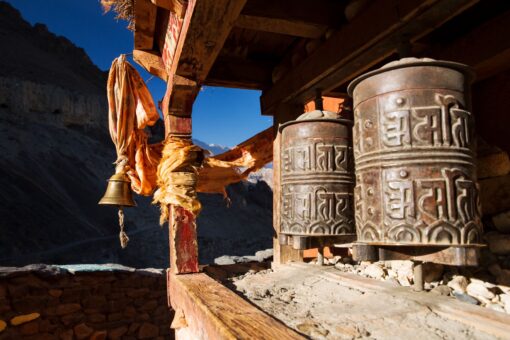 Glocke und Gebetsmühlen in Kagbeni, Mustang, Nepal