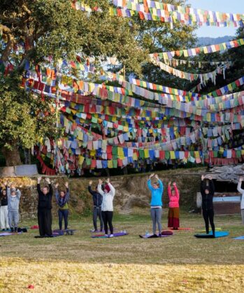 Reisende praktizieren Yoga im Kloster in Nepal