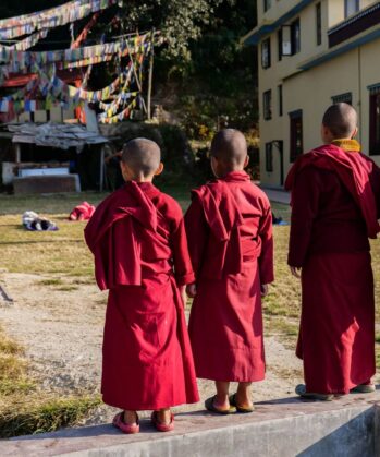 Nonnen beobachten Gruppe von Reisenden beim Yoga