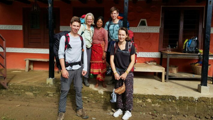Reisegruppe vor dem Haus im Bergdorf Gaujini
