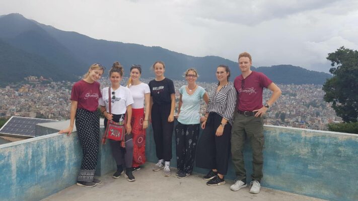 Reisegruppe beim Sightseeing in Nepal