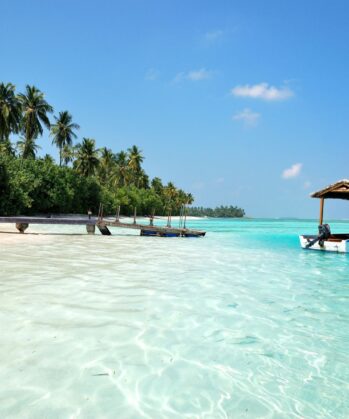 Türkisblaues Meer und Palmen auf den Malediven