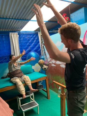 Volontär Hannes im Physiotherapie-Projekt in Nepal