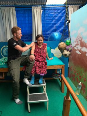Volontär Hannes im Physiotherapie-Projekt in Nepal