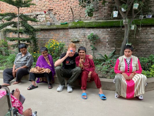 Volontär Hannes im Physiotherapie-Projekt in Nepal