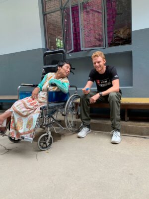 Volontär Hannes im Physiotherapie-Projekt in Nepal