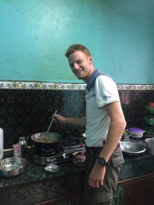 Volontär Hannes im Physiotherapie-Projekt in Nepal