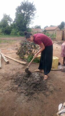 Volontärin engagiert sich im Bauprojekt Uganda