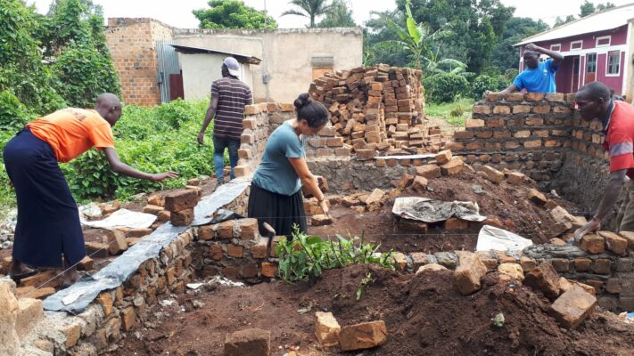 Community hilft beim Hausbau in Uganda