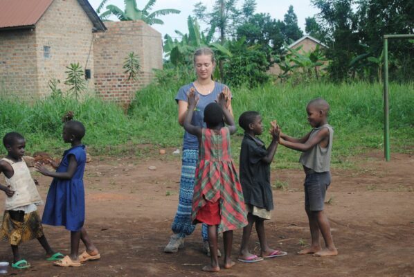 Volontärin im Auslandsprojekt in Uganda