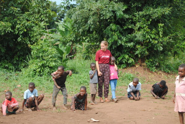 Volontärin spielt mit ugandischen Kindern