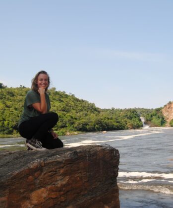 Reisende steht vor Murchison Falls in Uganda