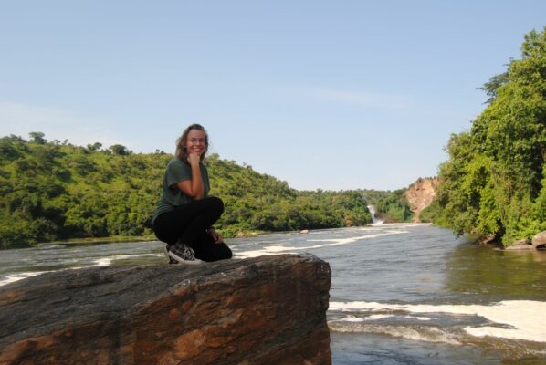 Reisende steht vor Murchison Falls in Uganda
