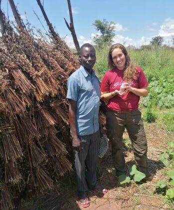 Voluntärin mit Farmer und Zahnöl - Arua, Uganda