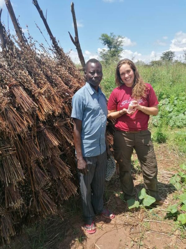 Voluntärin mit Farmer und Zahnöl - Arua, Uganda