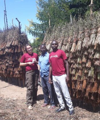 Karmalaya Koordinator zu Besuch bei Sesambauern in Uganda