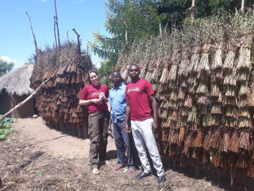 Karmalaya Koordinator zu Besuch bei Sesambauern in Uganda