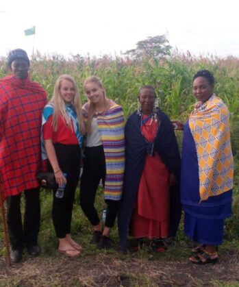 Reisende während Kulturerfahrung Maasai