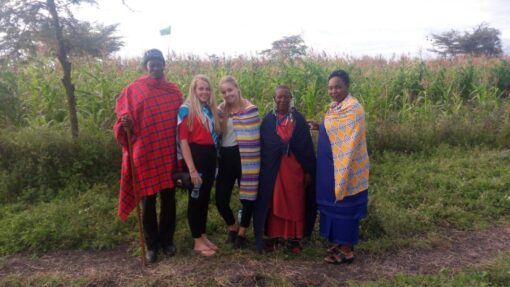Reisende während Kulturerfahrung Maasai