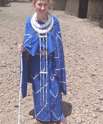 Reisende in traditionellem Maasai-Kleid