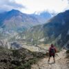 Mann im Annapurna-Circuit unterwegs in Nepal