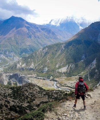Mann im Annapurna-Circuit unterwegs in Nepal