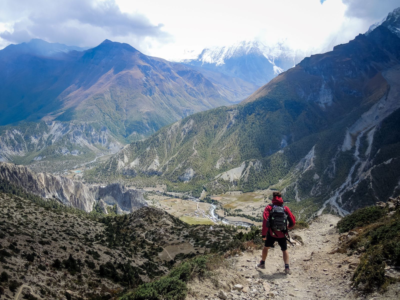 Mann im Annapurna-Circuit unterwegs in Nepal