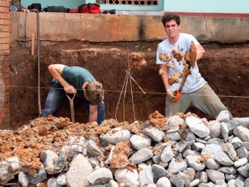 Zwei Volontäre beim Schaufeln auf der Baustelle in Costa Rica