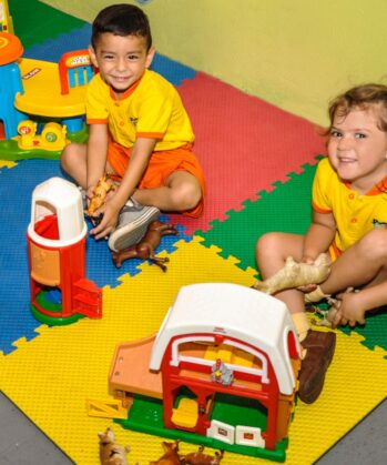 Kinder spielen im Childcare Center