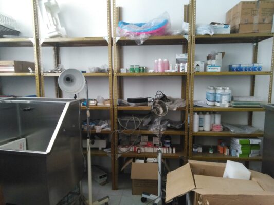 Medikamentenraum Tierklinik Peru